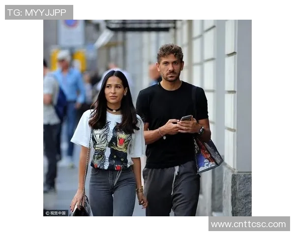 足球球星携爱妻甜蜜合影，幸福时刻尽显夫妻情深